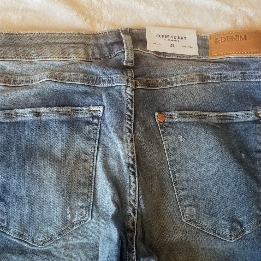 NWT super skinny detressed - Picture 2 of 4